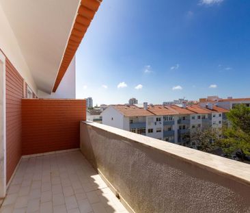 Renovated 3 Bedroom Duplex Apartment in Bairro da Assunção – Cascais - Photo 3