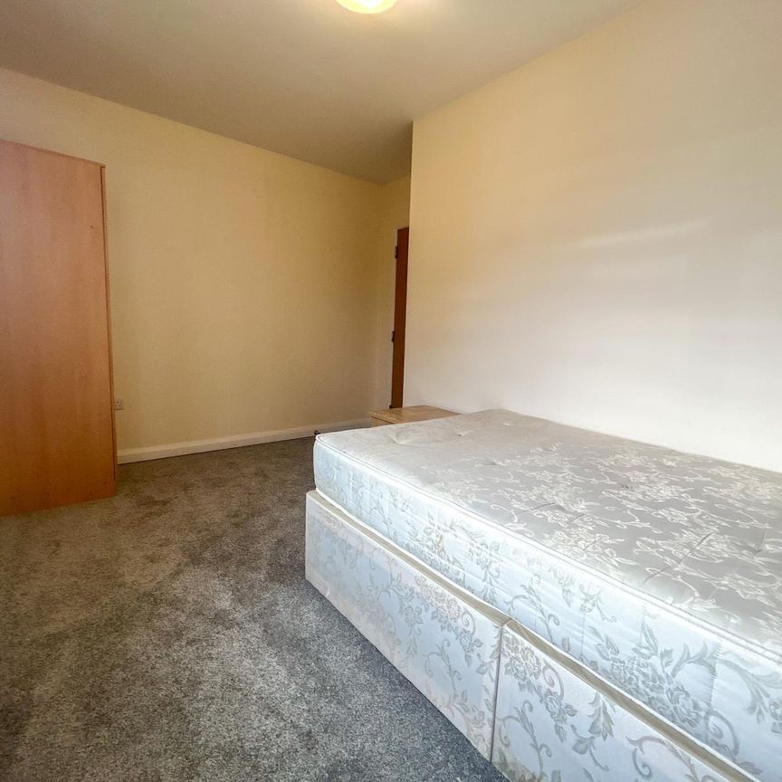 Double Room To Let - HP12 - Photo 1