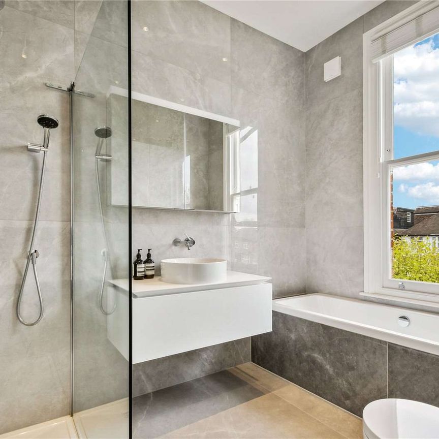 A fabulous family home, superbly located on Creswick Road in Ealing. - Photo 1