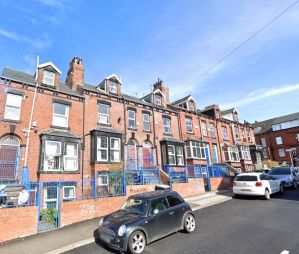 6 bedroom House in Royal Park Road, Leeds - Photo 2