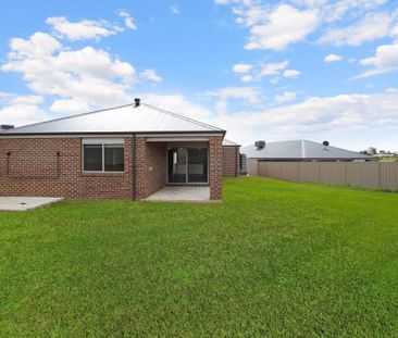 FAMILY LIVING IN WIRLINGA RISE - Photo 2