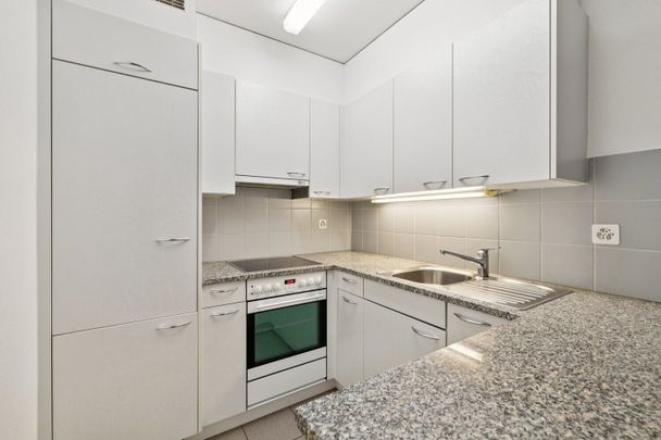 Luminous 3-room apartment with beautiful parquet in a central location in Basel - Photo 1