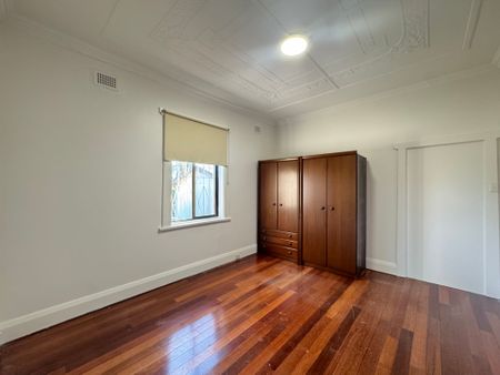 Freshly Painted 1 Bedroom Unit - Photo 2