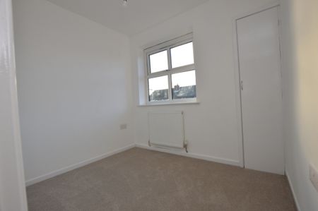 3 Bedroom Semi-Detached House - Photo 2