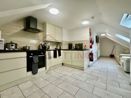 4 Bedroom Flat - Photo 3