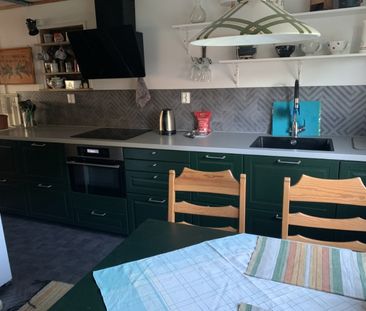 Ljus och välplanerad villa med storslagen utsikt i Köping! - Foto 4