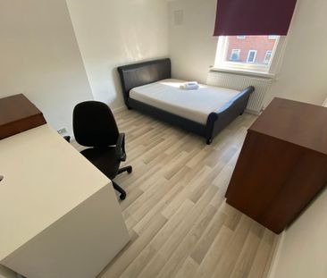 4 bedroom semi-detached house to rent - Photo 5