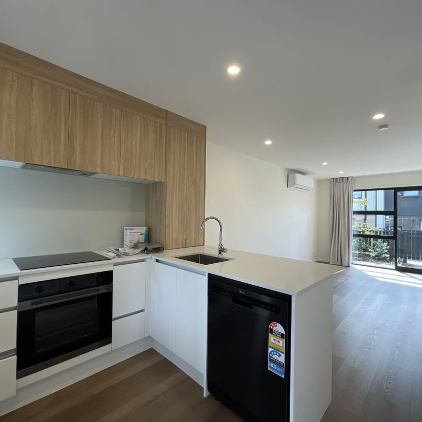 Newly 2 Bedrooms Low Maintenance - Photo 1