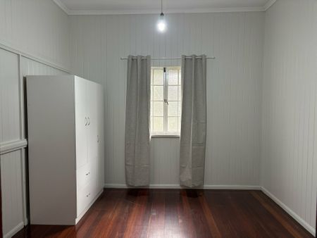 Fully fenced 4 Bedroom home with fireplace and A/C - Photo 2