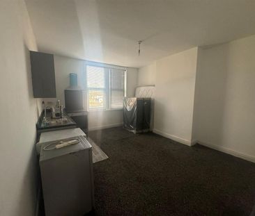 Flat Upstairs, 216 York Road, Leeds - Photo 1