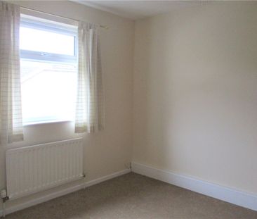 A well-presented three bedroom family house with garden and garage ... - Photo 5