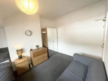 Glebe Avenue (Room 4), Kirkstall, Leeds - Photo 2