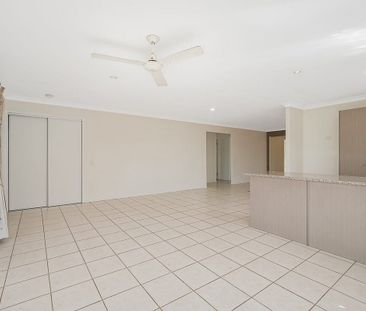 Spacious Family Living in Kallangur - Photo 5