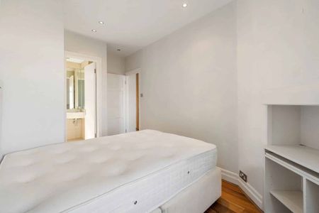 A well-presented two-bedroom apartment in a purpose-built block in St John’s Wood - Photo 5