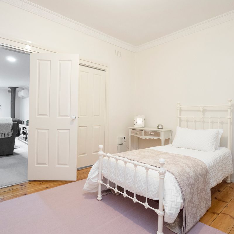 4 BEDROOM CENTRAL HOME - Photo 1