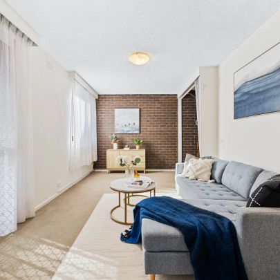 Minutes Away To Mount Waverley Train Station and Shops - Photo 1