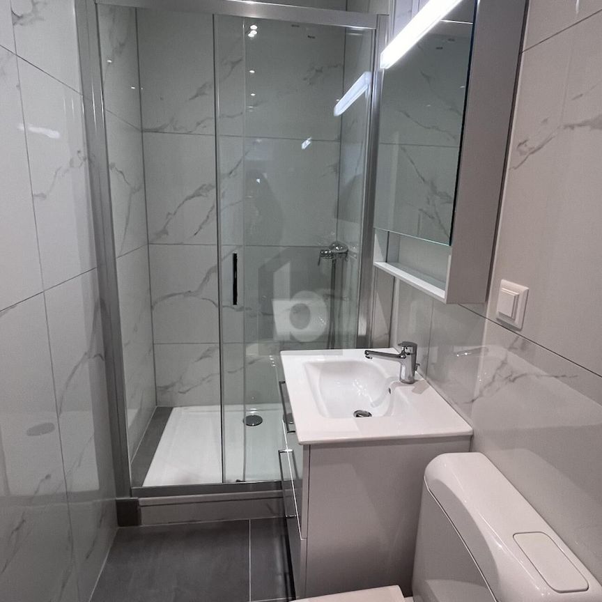 MODERN VUE IMPRENABLE SUR LES MONTAGNES - Foto 1