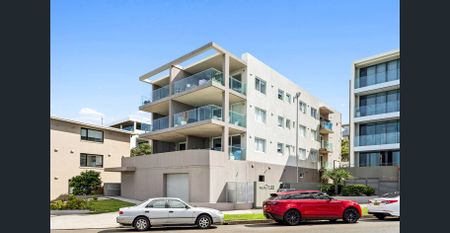 Coastal Apartment Enjoys Indoor/Outdoor Living and Ocean Glimpses - Photo 4