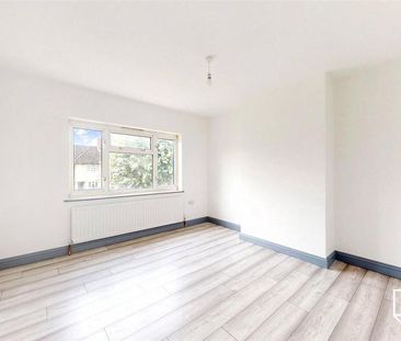 4 bedroom semi-detached house to rent - Photo 3