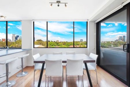 Stunning Apartment With Sweeping Views In Prime Cammeray Location - Photo 3
