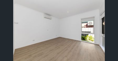 Oversized 3 bedroom home - gardening maintenance included - Photo 3