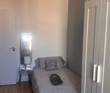 Room in a shared 6-bedroom apartment for rent in Embajadores, all bills included - Photo 5