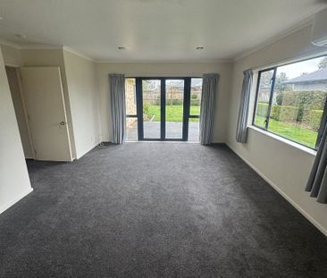 Step into comfort and convenience with this well-presented four-bed... - Photo 1