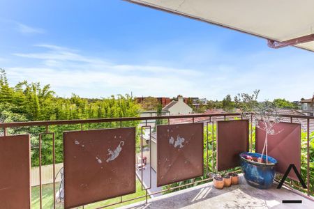 Tastefully Renovated, Centrally Situated, Breathtakingly Ambient, Sun-Kissed And Private Executive Style Two Bedroom Oasis, Moments To The Village - Photo 2