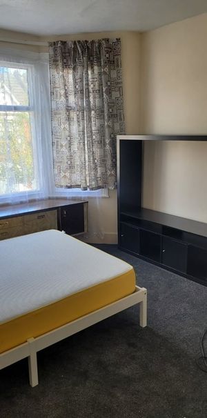 Room in a Shared House, Masterman Road, E6 - Photo 1