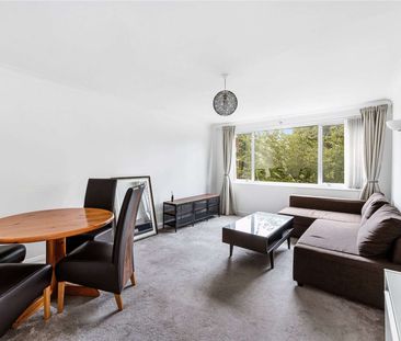 One bedroom apartment with a spacious living room, and a modern en ... - Photo 2