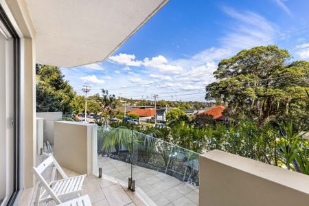 Boutique House-Like Apartment with Tranquil Bay Views and Garage - Photo 3