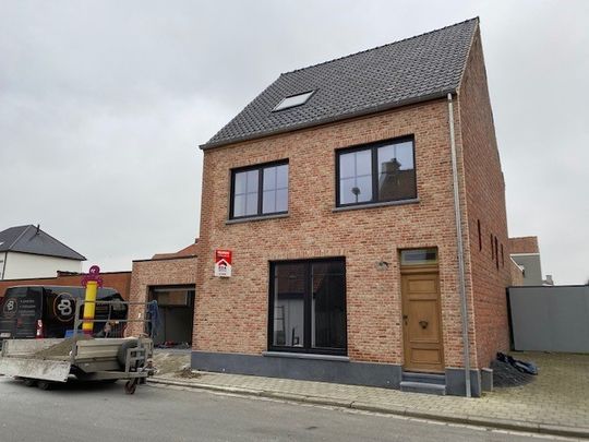 Gerenoveerde woning met 3 slpk en garage te Rollegem-Kapelle - Photo 1