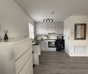 Studio Flat, Mayfield Road, W12 - Photo 2