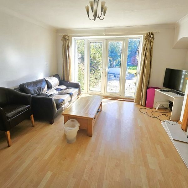 Church Road, West Byfleet, Surrey, KT14 - Photo 1