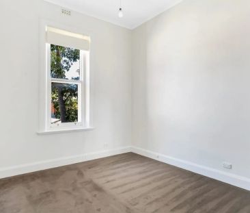 Stylish 2-Bedroom Upstairs Apartment in Prime Location - Photo 4