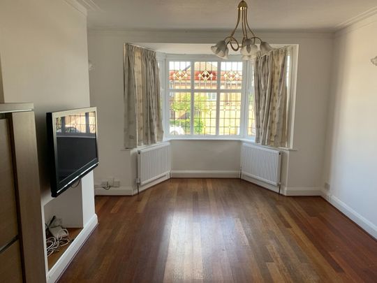 4 Bed Semi-Detached House, Linkside, N12 - Photo 1