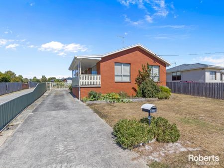 Spacious house with large shed - Photo 2