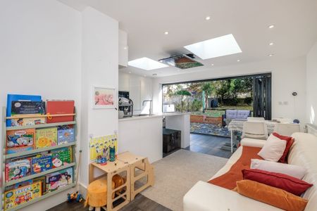 3 bedroom flat to rent - Photo 2