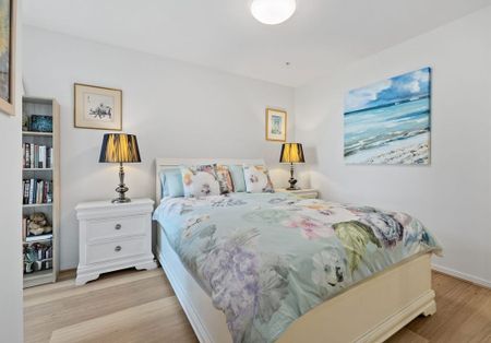 Riverside Retreat: Chic 2-Bedroom with Spectacular Views in Hamilton - Photo 4