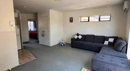 2 bedroom property with garage - Photo 2