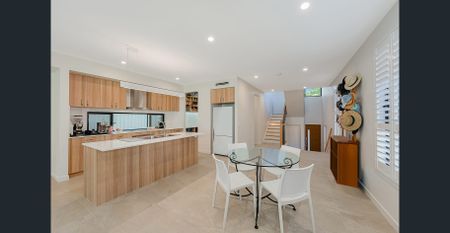 Modern Contemporary Home - Photo 5