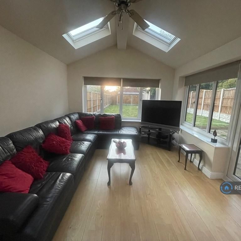 1 bedroom in a house share to rent - Photo 1