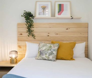Room in a shared 17-bedroom apartment for rent in Vallehermoso - Photo 2