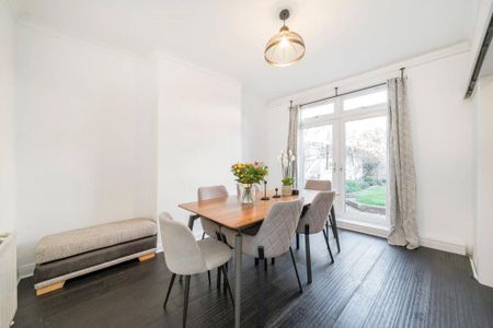 4 bedroom end of terrace house to rent - Photo 3