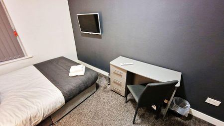 1 bedroom in a house share to rent - Photo 2