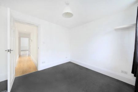 2 bedroom flat in Clapham - Photo 5