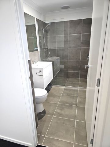 PERFECTLY LOCATED - SPACIOUS 3 BED TOWNHOUSE WITH DUCTED AIRCON - Photo 3