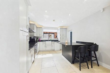 4 bedroom House in Ferry Avenue, Staines-Upon-Thames - Photo 4
