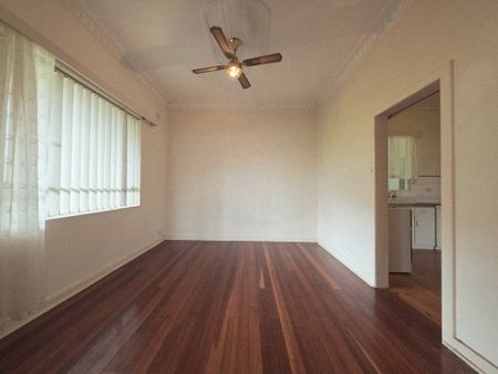 Neat 3-Bedroom Home in Convenient Royal Park Location - Photo 5