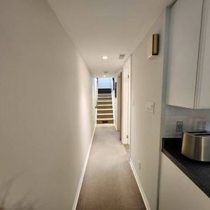 Cozy bright one bedroom basement - Photo 2